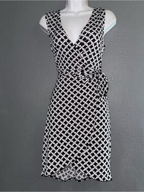 Banana Republic Women’s Black & White V-Neck Sleeveless Dress size Medium
